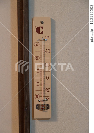 部屋の中の寒暖計 113155502