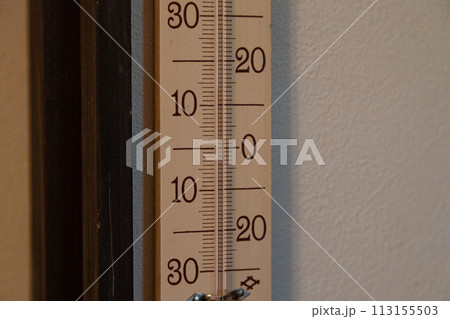 部屋の中の寒暖計 113155503