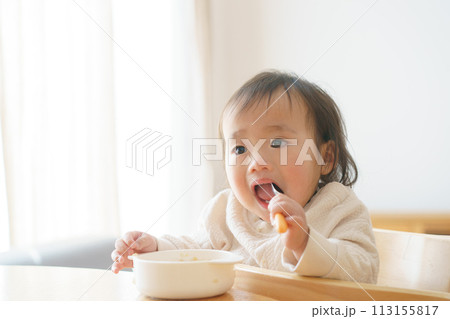 離乳食を食べる赤ちゃん 113155817