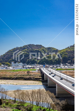 京都府八幡市の淀川三川合流域　さくらであい館の展望塔からの景色 113156152