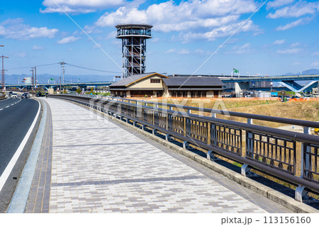 京都府八幡市の淀川三川合流域 さくらであい館の展望塔 京都府八幡市の淀川三川合流域 さくらであい館の展望塔 113156160