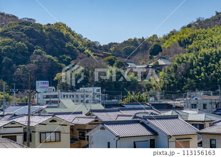 京都府八幡市の淀川三川合流域　木津川の土手からの風景（神応寺とケーブルカー） 113156163
