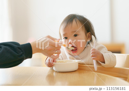 離乳食を食べる赤ちゃん 離乳食を食べる赤ちゃん 113156181