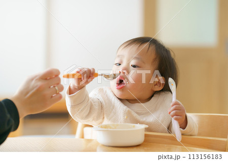 離乳食を食べる赤ちゃん 113156183