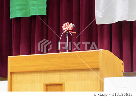 入学式（卒業式）の挨拶をする演台 113156613