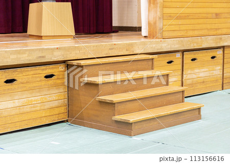 体育館の舞台に登る階段 113156616