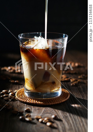 アイスコーヒーに注がれる冷たいミルク 113156688