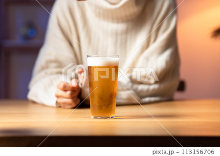 ビールを飲む女性 113156706