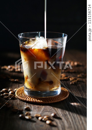 アイスコーヒーに注がれる冷たいミルク アイスコーヒーに注がれる冷たいミルク 113156714