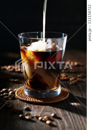 アイスコーヒーに注がれる冷たいミルク アイスコーヒーに注がれる冷たいミルク 113156722