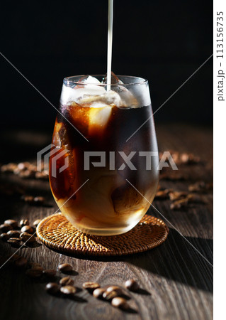 アイスコーヒーに注がれる冷たいミルク 113156735