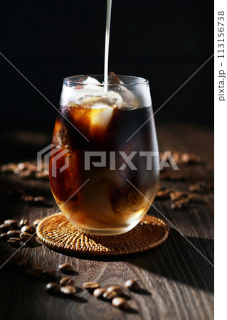 アイスコーヒーに注がれる冷たいミルク アイスコーヒーに注がれる冷たいミルク 113156738