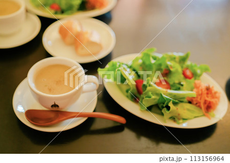カフェで食べるパフェと紅茶 113156964