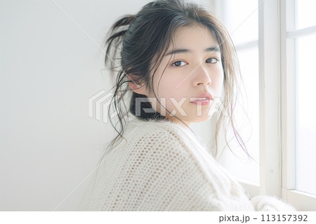 美しい女性・窓辺「AI生成画像」 113157392