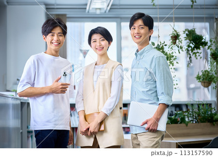 オフィスで働く若いITエンジニアのビジネスチーム オフィスで働く若いITエンジニアのビジネスチーム 113157590
