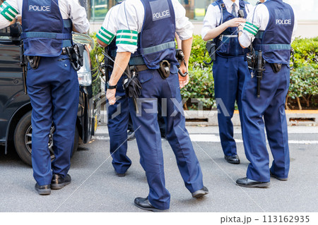 事故車の周りに集まる警察官 113162935