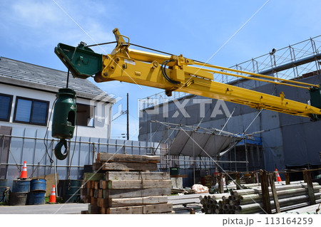物を吊る産業用クレーン 113164259