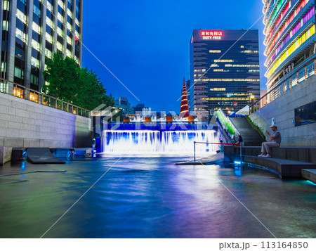 ソウル　夏の夜の清渓川 113164850