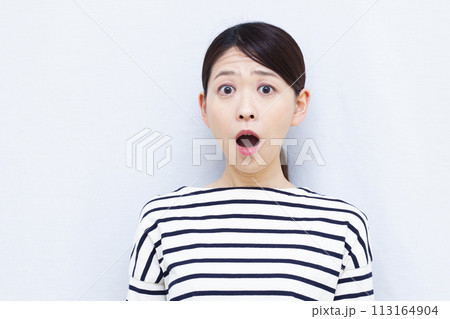 びっくりおどろく女性 113164904