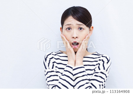 びっくりおどろく女性 びっくりおどろく女性 113164908