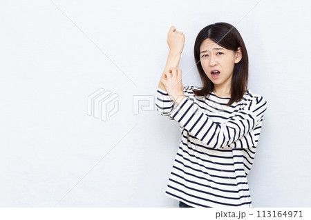肌荒れに悩む女性 肌荒れに悩む女性 113164971