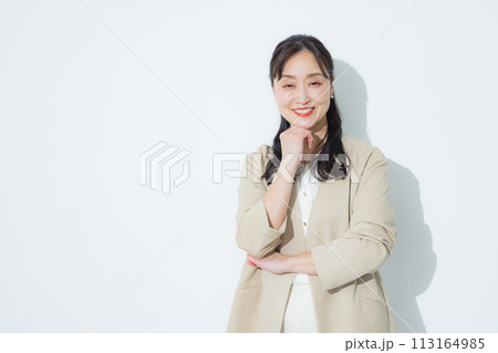 考えるビジネスウーマン 113164985