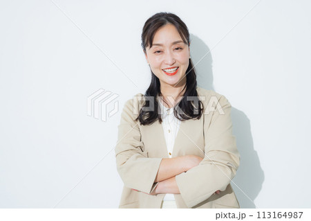 考えるビジネスウーマン 113164987