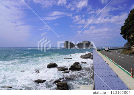 海岸線に沿った国道と荒れた海と奇岩 113165004