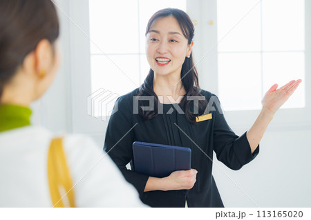 受付、案内、スタッフ、説明 受付、案内、スタッフ、説明 113165020