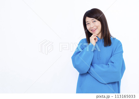 笑顔で考えている青いパーカーを着た女性 笑顔で考えている青いパーカーを着た女性 113165033