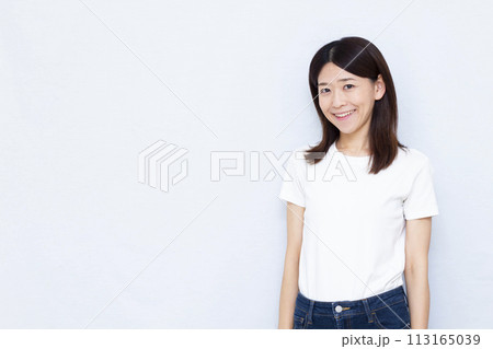 白いTシャツを着た女性 白いTシャツを着た女性 113165039