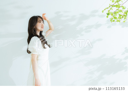 麦わら帽子を持つ女性 113165133