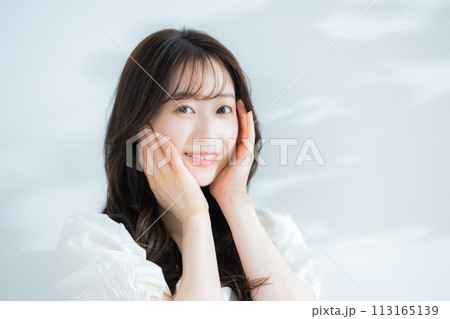 麦わら帽子を持つ女性 113165139