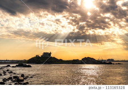 「青森県」蕪島の夕景　八戸市 113165328