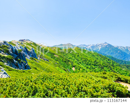 夏の燕岳登山（燕山荘～燕岳山頂：燕山荘・槍ヶ岳方面の眺め） 113167144