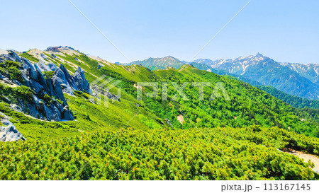 夏の燕岳登山（燕山荘～燕岳山頂：燕山荘・槍ヶ岳方面の眺め） 113167145