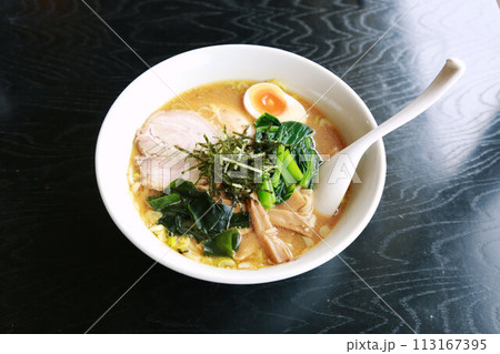 大切りチャーシューと色々な具材の乗った味噌ラーメン 113167395