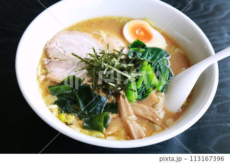 大切りチャーシューと色々な具材の乗った味噌ラーメン 113167396