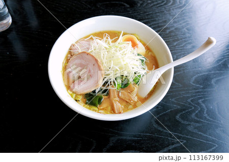 大切りチャーシューと色々な具材の乗った葱たっぷりネギ味噌ラーメン 大切りチャーシューと色々な具材の乗った葱たっぷりネギ味噌ラーメン 113167399