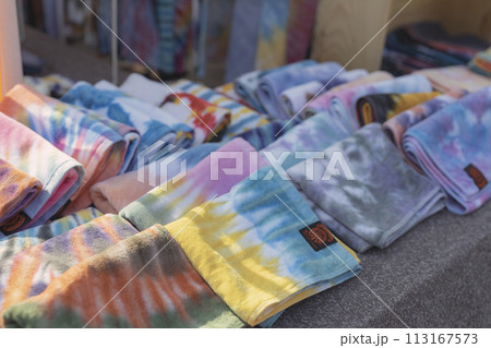 タイダイ染めのハンカチ陳列販売 113167573