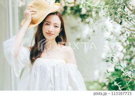 夏服の若い女性 夏服の若い女性 113167715