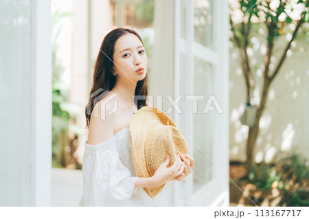 夏服の若い女性 113167717
