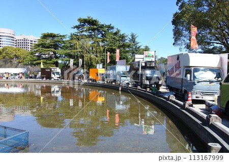 祭りの日のキッチンカー 祭りの日のキッチンカー 113167999