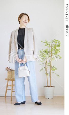 女性春服のファッションコーディネート全身（縦向き） 113168093