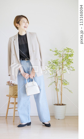 女性春服のファッションコーディネート全身（縦向き） 113168094