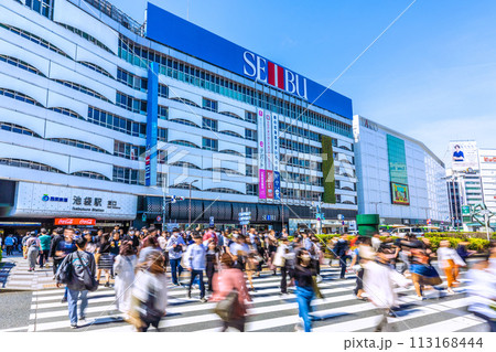 日本の東京都市景観 インバウンド…池袋駅東口はコロナ禍前と変わらない賑わい、外国人の姿も＝31日 113168444