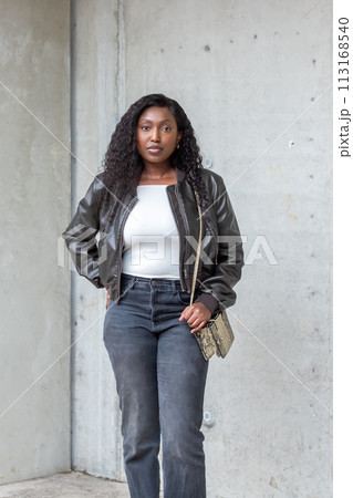 Contemporary Urban Chic: Young African Woman in Trendy Attire 113168540