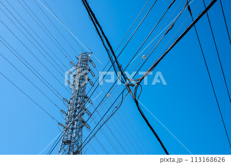 高圧送電鉄塔と交差する市街地の電線と快晴の空　a-1 113168626