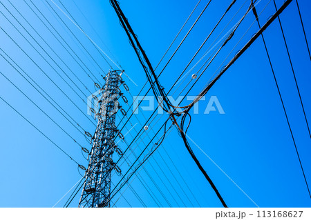 高圧送電鉄塔と交差する市街地の電線と快晴の空　a-2 高彩度コントラスト 113168627