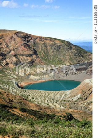 遠刈田岳山頂からの蔵王御釜の眺望 遠刈田岳山頂からの蔵王御釜の眺望 113168688
